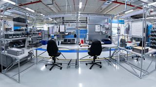 BeeWaTec Arbeitsplatzsysteme mit Materialbereitstellung in einer Produktionsumgebung. Arbeitsplätze werden für Ihre Bedürfnisse bei uns geplant und ausgestattet. (Bild: BeeWaTec AG)