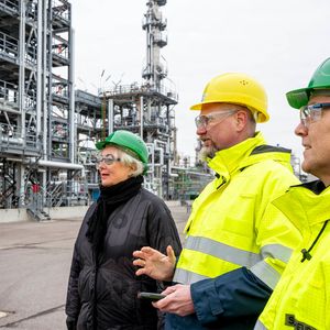 Bei einem Rundgang mit Führung durch Standortleiter Dr. Thorsten Ackmann (gelber Helm und grauer Bart) informieren sich die finnischen Besucher über die Anlage. Mit auf dem Bild in dunkler Jacke die Direktorin Technisches Management Outi Ervasti (Director Technology Management)(Bild:  Klaus Venus)