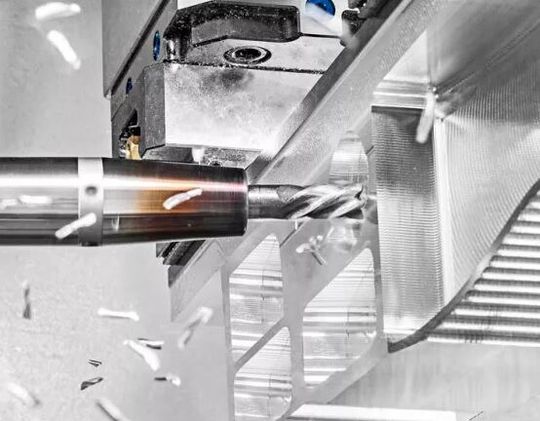 Es gibt Materialien, die sind aufgrund ihres spröd-harten Charakters der relativ schnelle Tod für die Fräswerkzeuge. Forscher am IWF in Berlin haben mit Partnern nun eine HSK-Schnittstelle so optimiert, dass damit zum Beispiel Keramik besser zerspant werden kann. (Symbolbild)(Bild:  Grob)