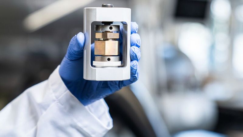 Das PSI zeigt in einer Studie, wie sich Festkörperbatterien kostengünstig, effizient und langlebig produzieren lassen. Im Bild ist eine Testzelle, in der die am PSI entwickelte Festkörperbatterie hergestellt und getestet wird.(Bild:  Paul Scherrer Institut)
