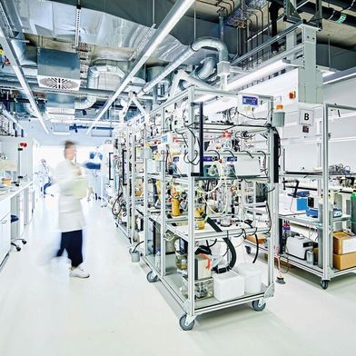 Im Labor des Umweltbiotechnologen Lars Angenent werden mikrobielle Verfahren zur Herstellung von Proteinen und Vitaminen für den menschlichen Verzehr aus einfachen Grundzutaten erforscht. (Bild: Universität Tübingen)