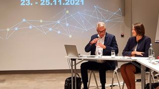 Die Veranstalter der SPS: Martin Roschkowski und Sylke Schulz-Metzner, beide Mesago Messe Frankfurt freuen sich: „Die Messegenehmigung ist inzidenzunabhängig, eine Absage unsererseits droht deshalb nicht.“ (Stotz)