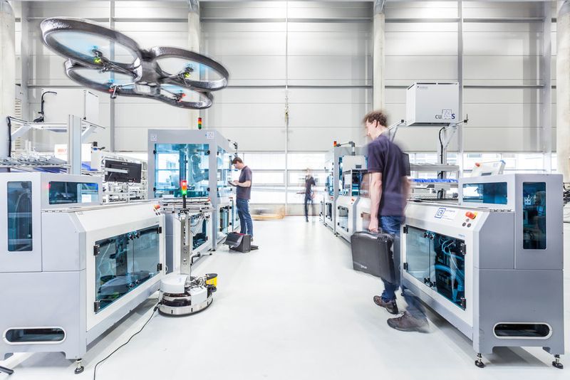 Wie Industrie 4.0 aussehen könnte: Fahrerlose Transportsysteme, Drohnen und Augmented Reality. Was uns alles erwarten könnte, war auf der Automatica zu sehen. (Fraunhofer IPA)