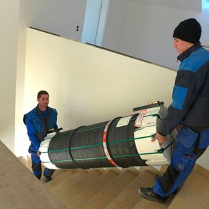 Der Roth Thermotank Quadroline wiegt nur ein Drittel eines herkömmlichen Stahlspeichers. Das freut auch die Vertreter der Gas-Wasser-Heizungs-Innung, denn deshalb ist er relativ leicht zu transportieren und zu installieren.