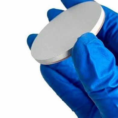 Diese Scheibe ist aus einem Material, mit dem im Rahmen eines neuen Projekts daran geforscht wird, KI-Systeme die der Zukunft ehreblich weniger Energiebedarf haben und auch noch flotter rechnen können. Hier erfahren Sie mehr darüber ... (Bild: Changhzo)