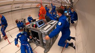 Satelliten- oder Antennenbauteile direkt im All fertigen: Das studentische Team AIMIS-FYT testet seine Verfahren im Parabelflug. (Hochschule München/Torben Schaefer)