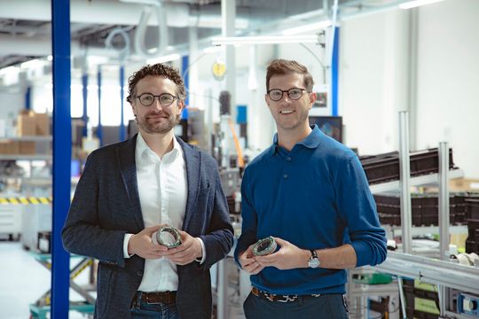 Sören Brüchmann (links) und Robert Vogel (rechts) wollen den Bereich Robodrive mit ihrer Erfahrung in Sachen Robotik voranbringen.(Bild:  TQ-Group)