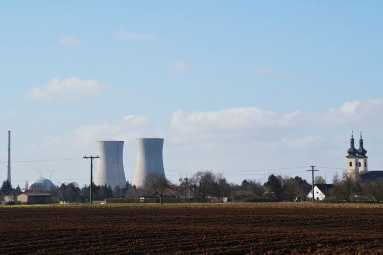 Die erste neue Voll-LED-Niederlassung hat ab dann ihre Zukunft vor sich. Das in der Nachbarschaft befindliche Atomkraftwerk Grafenrheinfeld hingegen ist bald Geschichte. (Foto: Michel)
