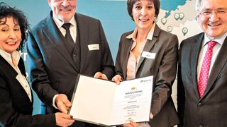 V. l.: Die Hainbuch-Spitze Hildegard Rall, Gerhard Rall und Sylvia Rall mit Peter Hofelich, Staatssekretär im Ministerium für Finanzen und Wirtschaft Baden-Württemberg. (Bild: Hainbuch/Martin Storz)