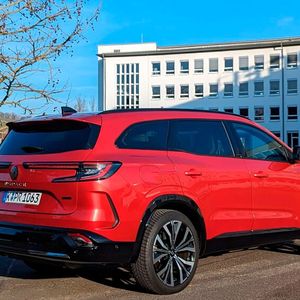 Das steile Heck sieht attraktiv aus, allerdings ist die Heckscheibe ziemlich niedrig. Aber Rundumsicht steht ja heute nicht mehr im Lastenheft, dafür gibt es Kameras. (Bild:  Rosenow – VCG)