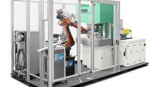Die kompakte Fertigungszelle rund um die Vertikal-Spritzgießmaschine Allrounder 375 V demonstriert den flexiblen Einsatz des Kuka-Sechs-Achs-Roboters mit Selogica-Bedienoberfläche.  (Foto: Arburg)