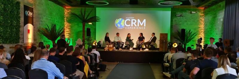 Isabell Glöditzsch (Produktmanagerin bei marconomy) moderierte die Podiumsdiskussion „Dauerbaustelle CRM-System: jeder hat es, keiner nutzt es!" bei der snapADDY CRM-Experience 2022. Isabell Glöditzsch (Produktmanagerin bei marconomy) moderierte die Podiumsdiskussion „Dauerbaustelle CRM-System: jeder hat es, keiner nutzt es!" bei der snapADDY CRM-Experience 2022.