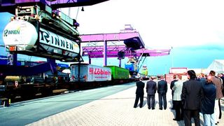 Als größter Binnenhafen der Welt gewinnt der Duisport zunehmend an Bedeutung als Umschlagplatz für den trimodalen Güterverkehr aus den Westhäfen.Bild: DB (Archiv: Vogel Business Media)