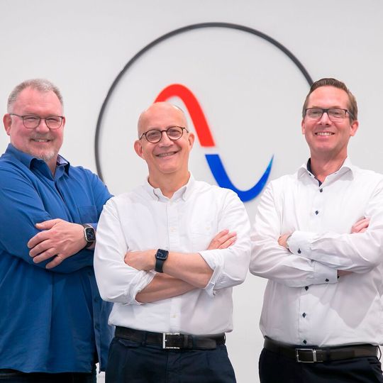 The initiators of the acquisition: hotset Managing Director Ralf Schwarzkopf (center), iQtemp Managing Director Carlo Hüsken (left) and Hotset Sales Manager Sven Braatz (right). The initiators of the acquisition: hotset Managing Director Ralf Schwarzkopf (center), iQtemp Managing Director Carlo Hüsken (left) and Hotset Sales Manager Sven Braatz (right).