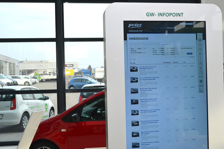 Bisher noch eine Seltenheit im deutschen Handel: Am „GW-Infopoint“ in Form eines Tablet-PCs können sich die Kunden detailliert über verfügbare Gebrauchtwagen informieren. (Foto: Grimm)