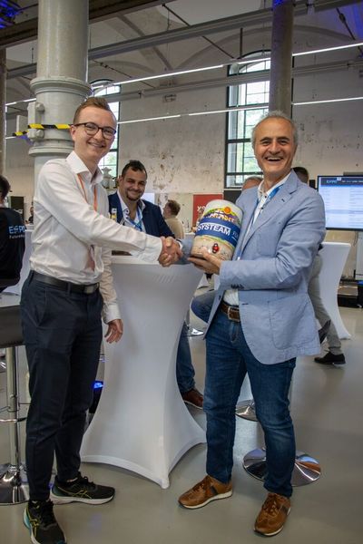 Besondere Anerkennung: Kilian Stumpf von Systeam überreicht einem treuen Kunden ein Bierfass. (Bild: ITscope)