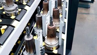 Ausgewählte und vermessene Fräswerkzeuge für die Verschleißerkennung in der KI-noW-Fallstudie. (Bild: Fraunhofer IPA)