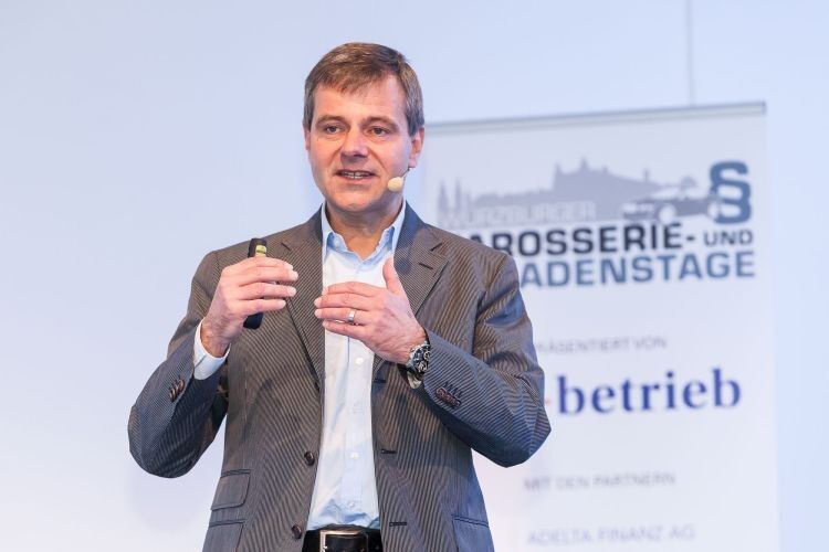 Stefan Höslinger von der Hepp Gesellschaft für Unternehmensimpulse mbH, erläuterte den Teilnehmern, welche Fehler in der Kalkulation gemacht werden und wie sie zu vermeiden sind. (Foto: Bausewein)