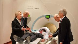 Annette Schavan und Staatssekretär Hans-Gerhard Husung, Berliner Senatsverwaltung für Bildung, Wissenschaft und Forschung (r. vorne), bei der Einweihung des 7-Tesla-Magnetresonanztomographen. Auf dem Schlitten des Geräts der neue MDC-Stiftungsvorstand, Prof. Walter Rosenthal. Neben der Ministerin: Dr. Bernd Ittermann, Physikalisch-Technische Bundsanstalt (PTB), rechts hinten: Wolfgang Renz von Siemens, Medical Solutions.  (Bild: David Ausserhofer/ MDC)