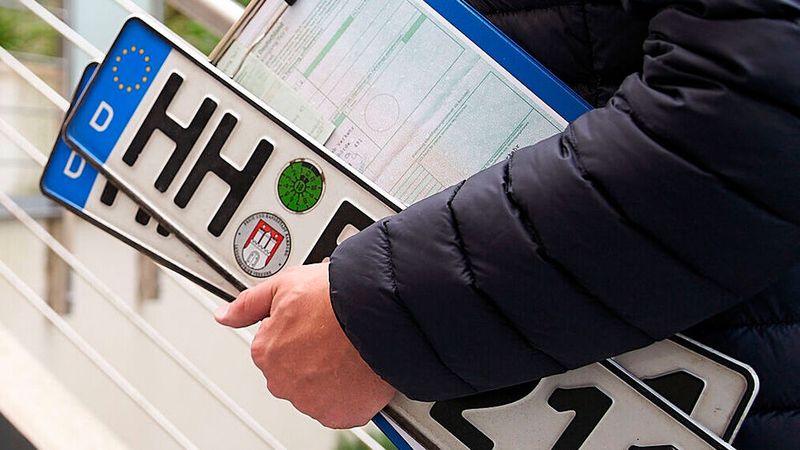 Vor allem in den Ballungszentren ist die Situation an den Kfz-Zulassungsstellen schwierig.(Bild:  Kroschke-Gruppe)