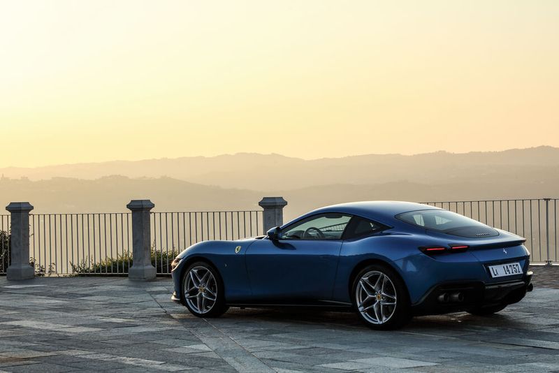 Der Kofferraum verfügt über eine überraschend tiefe Ladekante, und er lässt sich durch Umklappen der Rücksitzlehnen erweitern. (Bild: Auto-Medienportal.Net/Ferrari)