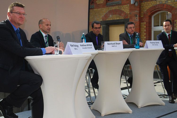 Sie diskutierten über die Bedeutung der Qualität in der Unfallinstandsetzung: (v. li.) Robert Paintinger (BVdP), Matthew Whittall (Innovation Group), Reinhard Bayer (BVdP), Thomas Geck (HUK) und Ernst Sünner (AXA). (Foto: Wenz)