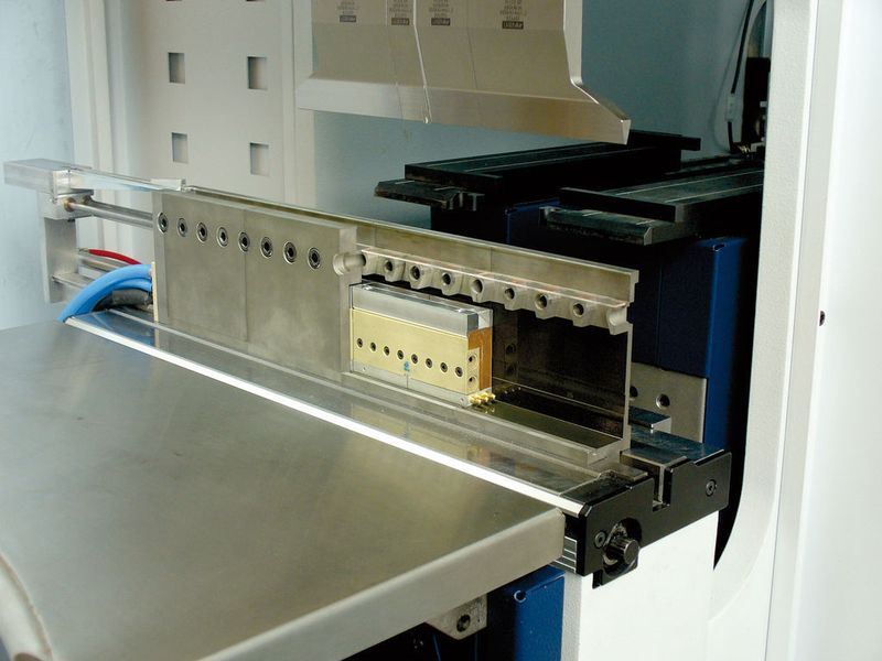 Geöffnetes laserunterstütztes Gesenk mit integriertem Diodenlaser. Installiert in einer herkömmlichen Tru-Bend-7018-Biegemaschine von Trumpf. Bild: Trumpf (Archiv: Vogel Business Media)