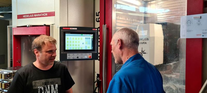 Ivan Krähenbühl, opérateur de l'Acura 65 Marathon en pleine discussion avec Gilles Bordet, rédacteur au MSM. (Source : Jean-Philippe Laville, responsable de vente pour la Suisse romande chez Newemag) (Source : Jean-Philippe Laville, Newemag AG)