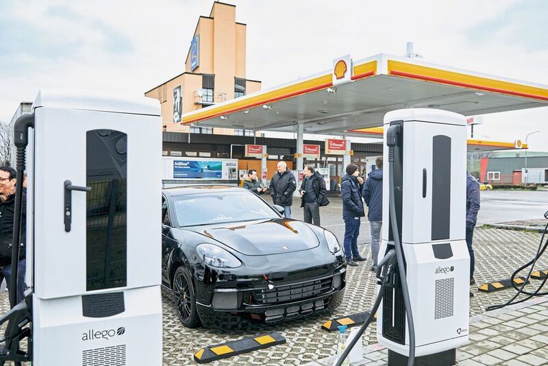 Bild 1: 450 kW stellt die Ladestation (rechte Ladesäule) zur Verfügung, die zweite Ladestation (links) bringt es auf 175 kW. (Phoenix Contact)