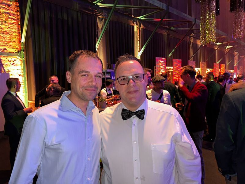 Robuste Handyhüllen haben (l.) Matthias Mikley (OtterBox) und David Rischar (Herweck). (Bild: Vogel IT-Medien)