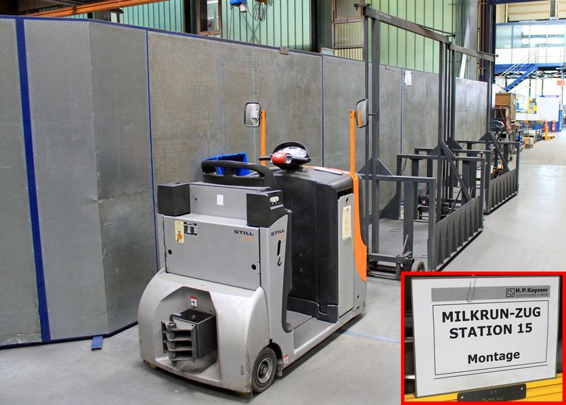 Spezielle „Milkrun“-Logistikzüge sichern den fahrplanmäßigen Transport von Teilen und Material zwischen den Lagerplätzen und den einzelnen Produktionsabteilungen. (Foto: Klaus Vollrath)