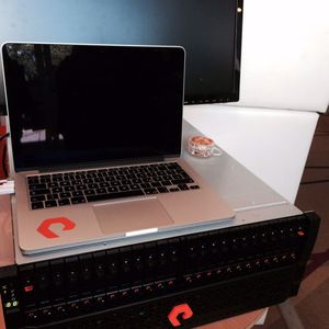 Dieses ist nicht die aktuelle Version der Storage-Appliance von Pure Storage. Das aktuelle Modell, ist stark nachgefragt, erscheint somit kaum auf Ausstellungen, spart eine Höheneinheit, erlaubt den Einbau von Speichern quer und der Controller befindet sich darunter.