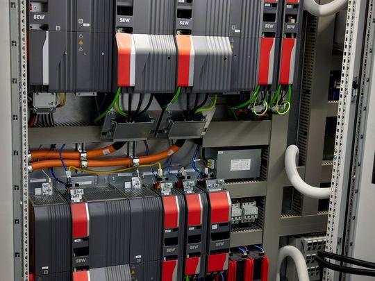 Das Energie- und Antriebskonzept auf Basis von Movi-C reduziert den Platzbedarf im Schaltschrank um rund 70 Prozent.(Bild:  SEW-Eurodrive)