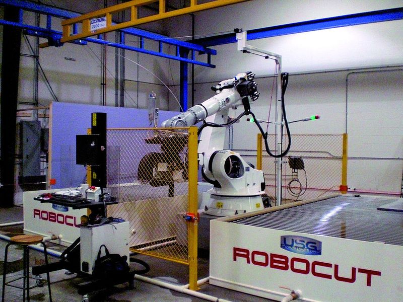Das roboterbasierte Schneidzentrum ist mit zwei Bearbeitungstischen ausgerüstet. Bild: Kuka (Archiv: Vogel Business Media)