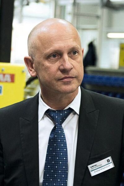 Andreas Staudinger verantwortet künftig den Geschäftsbereich Automotive Division bei Kiefel in Freilassing. Sein Hauptaugenmerk liegt auf künftigen Kundenbedürfnissen, innovativen Applikationen für Material- und Kosteneinsparungen sowie optimierten Prozessabläufen.   Staudinger verfügt über langjährige Managementerfahrung in unterschiedlichen Bereichen bei Kiefel. Schwerpunkt seiner bisherigen Tätigkeit waren die Leitung des Einkaufs sowie Führungsaufgaben im technischen Bereich und im internationalen Vertrieb.  (Kiefel )