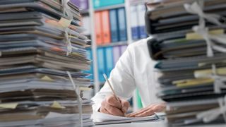 Immer mehr deutsche Unternehmen investieren aufgrund von bürokratischen Hürden lieber im Ausland. (Bild: stokkete - stock.adobe.com)