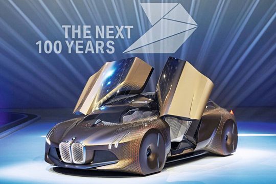 Anlässlich des 100. Geburtstags präsentierte BMW während der Jubiläumsveranstaltung in der Münchner Olympiahalle die Vision vom Auto der Zukunft. Anlässlich des 100. Geburtstags präsentierte BMW während der Jubiläumsveranstaltung in der Münchner Olympiahalle die Vision vom Auto der Zukunft.