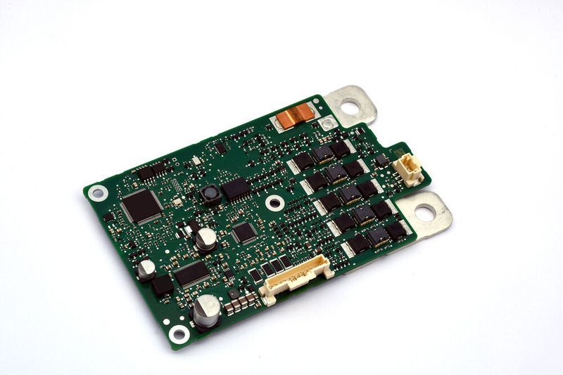 Eberspächer hat dieses Batteriemanagementsystem für 12-Volt-Batterien im Serieneinsatz. Nun wird ein BMS für den Spannungsbereich bis 48 Volt entwickelt. (Bild: Eberspächer)