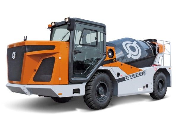 Red Dot Award 2015 - Betonmischer Coguaro4 von Hersteller CIFA: Der Coguaro4 ist speziell für den Transport von Beton in anspruchsvollen Umgebungen wie Minen oder Tunneln konzipiert. Bei der Gestaltung wurde darauf geachtet, Ergonomie, Funktionalität und Technologie mit einem prägnanten Äußeren zu verbinden. Der Mischer ist mit einem innovativen Hydraulikantrieb, einer Hydraulikpumpe und zwei Hydraulikmotoren an den Achsen ausgestattet, die eine hohe Traktion gewährleisten. Dank kompakter Abmessungen, Allradantrieb und -lenkung sowie einer Infrarot-Rückfahrkamera bleibt der Coguaro4 auch unter schwierigen Bedingungen manövrierbar. (Bild: Red Dot)