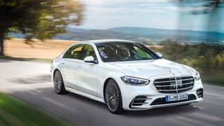 Job sicher! Hier zischt ein S-Klasse-Mercedes durch die Landschaft. Dieses Premiumauto wird im Werk Sindelfingen gebaut. Dort wird das Unternehmen im Laufe der nächsten Zeit rund 700 bisherige Leiharbeiter fest anstellen, wie jetzt bekannt gegeben wurde. (Bild: Mercedes-Benz)