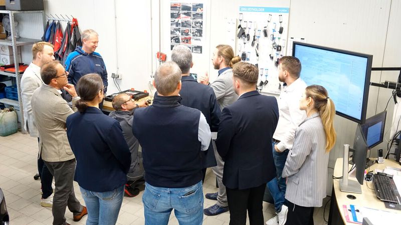 Dass nicht nur die Terminvereinbarung bei Sperber komplett digital abläuft, sondern auch die Werkstattdisponierung, das führte Werkstattleiter Jakob Schlereth den Jurymitgliedern mehr als eindrucksvoll vor Augen. (Bild: Dominsky – VCG)