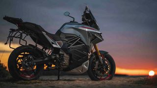 Mit der „Experia“ bietet Energica eine große und vergleichsweise reichweitenstarke Reiseenduro. (Bild: Energica)