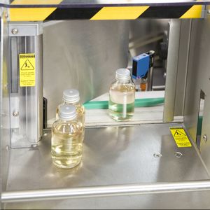Nicht etikettierte Flaschen werden per Sensor erkannt und automatisch aussortiert.