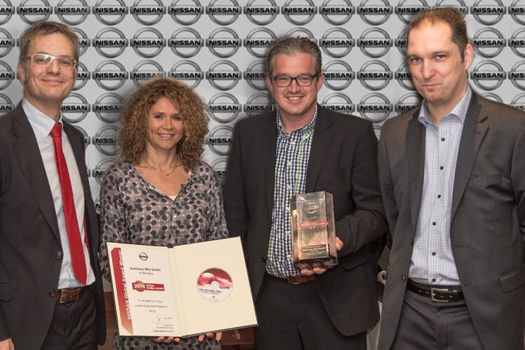 ... Katja und Frank Wild mit dem Nissan Global Award. (Foto: Nissan)