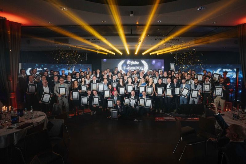 Zum Abschluss der Verleihung der 10. IT-Awards noch einmal alle glücklichen Gewinner der sieben Insider-Portale im großen Gruppenfoto. (Bild: Manuel Emme Fotografie)