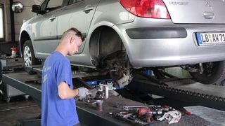 Die Mehrheit der Kfz-Werkstattbetreiber würde vom Kunden mitgebrachte Teile wie Bremsscheiben- und -klötze auf dessen Wunsch ins Fahrzeug einbauen. (Schreiner/»kfz-betrieb«)