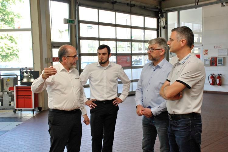Bernd Pietsch (li.), Vertriebsleiter Aftersales bei Dürkop, erläutert den Jurymitgliedern des Service Awards die Einzelheiten des künftigen digitalen Serviceannahmekonzepts. (Dominsky)