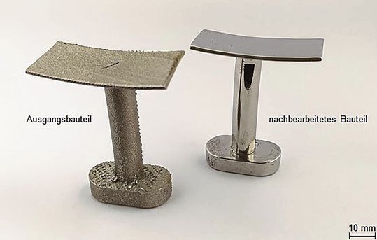 Bild 1: Mithilfe des Tauchgleitläppens nachbearbeite Oberflächen (rechts) einer additiv gefertigten Staudrucksonde aus der martensitischen Stahllegierung 1.2709. Bild 1: Mithilfe des Tauchgleitläppens nachbearbeite Oberflächen (rechts) einer additiv gefertigten Staudrucksonde aus der martensitischen Stahllegierung 1.2709.