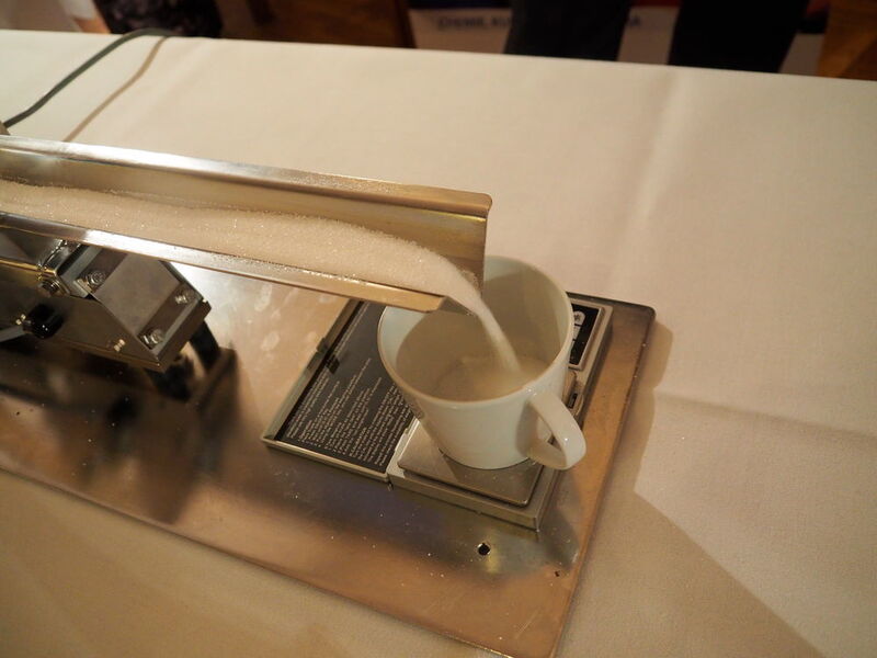 Vibrationsförderrinnen kommen in vielen Anwendungen der Prozessindustrie vor - in der Ausstellung demonstrierte Aviteq die Technik anhand eines Zuckerstroms in die Kaffeetasse. (Mühlenkamp)
