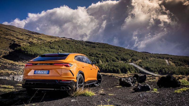 Preise oder gar gedruckte Preislisten für die zahlreichen optionalen Ausstattungen gibt es bei Lamborghini prinzipiell nicht. Für die vierflutige Titan-Rennsport-Abgasanlage von Akrapovic dürfte ein fünfstelliger Euro-Betrag fällig werden. (Bild: wolfango spaccarelli / Lamborghini)